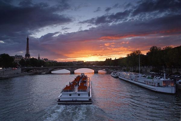 Organisez un dîner croisière sur la Seine pour votre entreprise